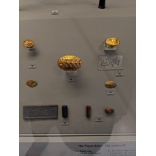 Gold and stone seals from Tiryns Hoard